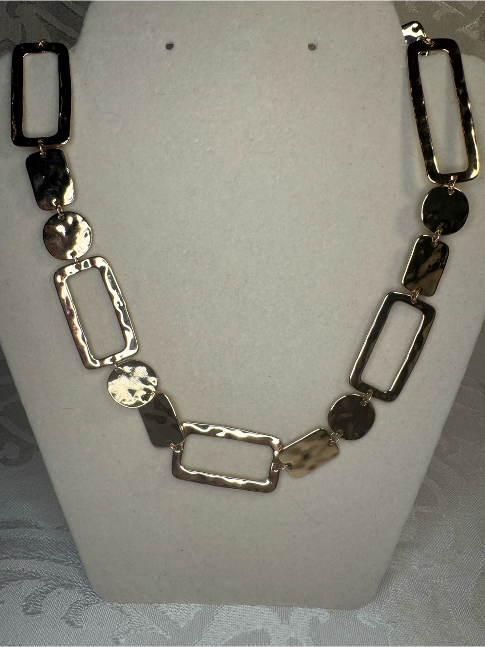 New And Lovely Gold Geometric Link Necklace